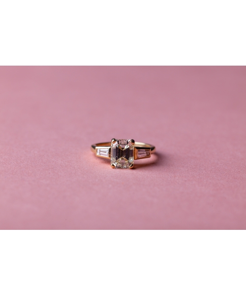 Gold ring with emerald cut diamond - 4