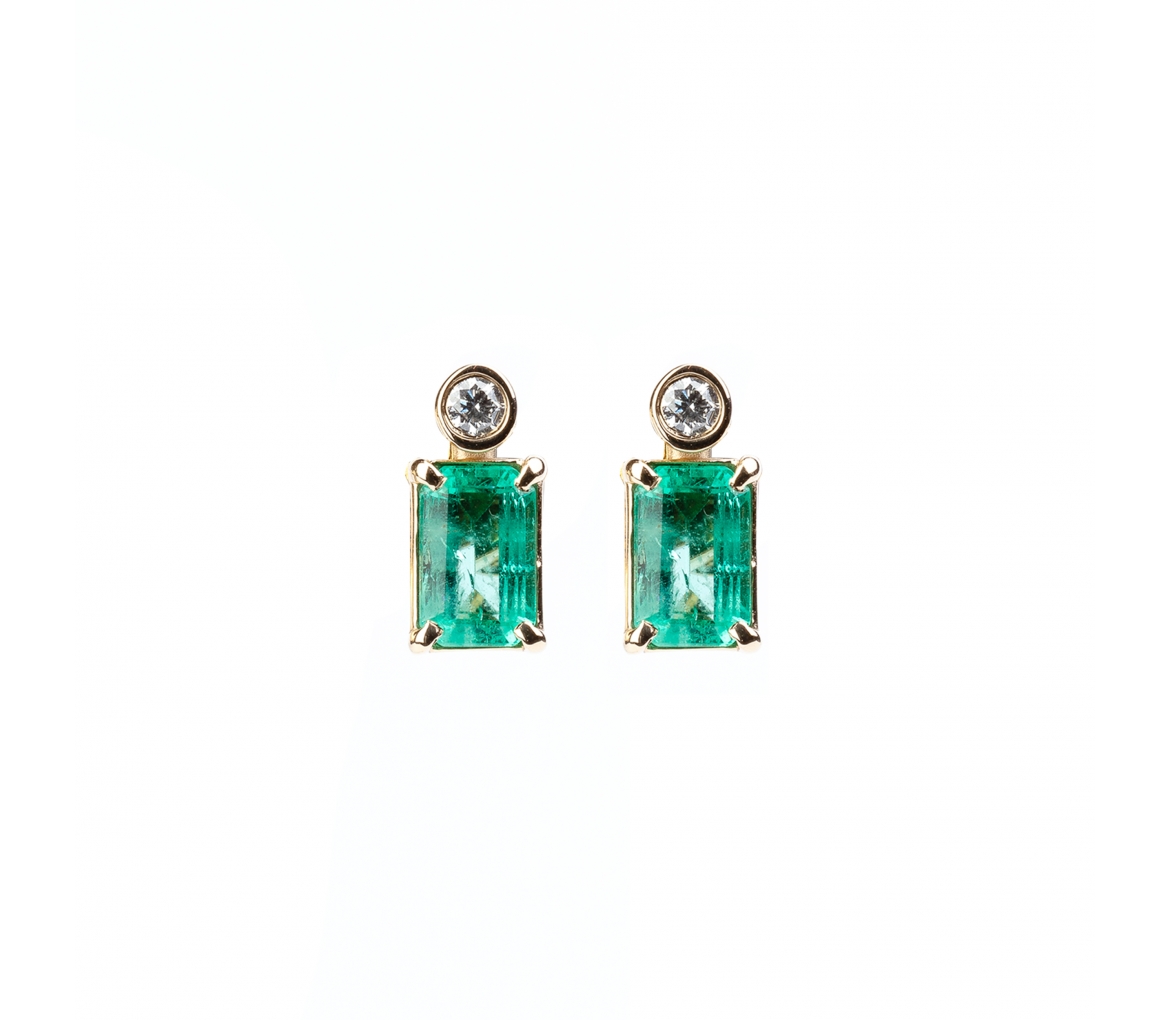 Gold stud earrings with diamonds and emeralds - 1