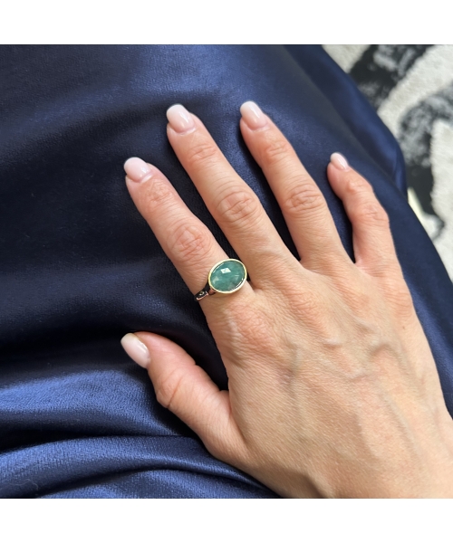 Gold ring with a faceted emerald - 2