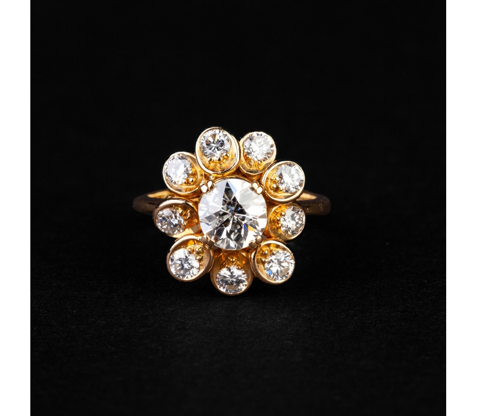 Gold vintage ring in a flower form with diamonds - 1