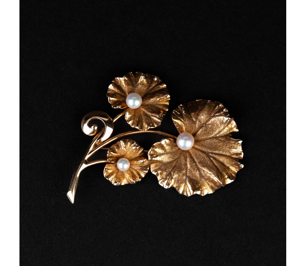 Gold vintage brooch in a form of leaves with freshwater pearls - 1