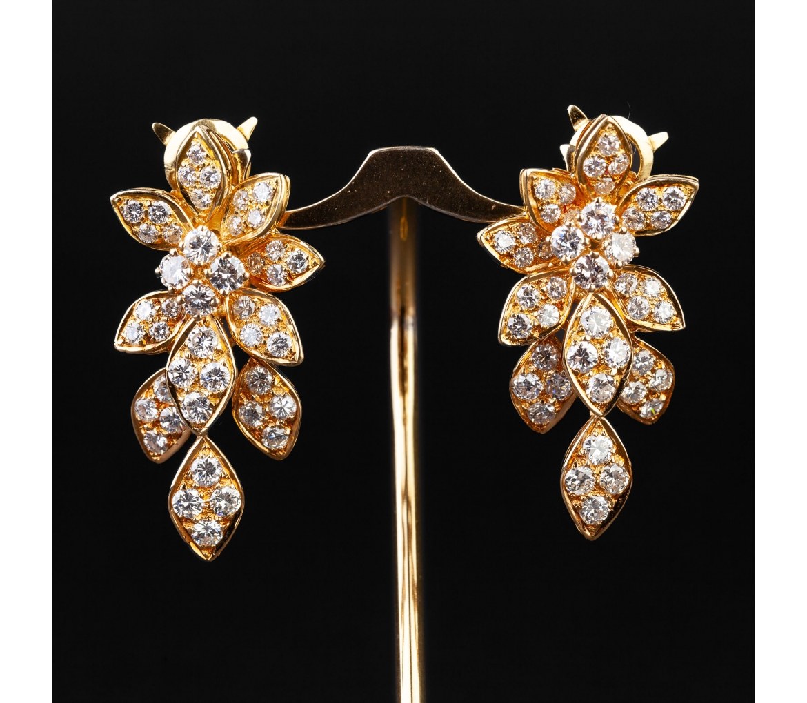 Gold earrings with diamonds with floral motif - 1