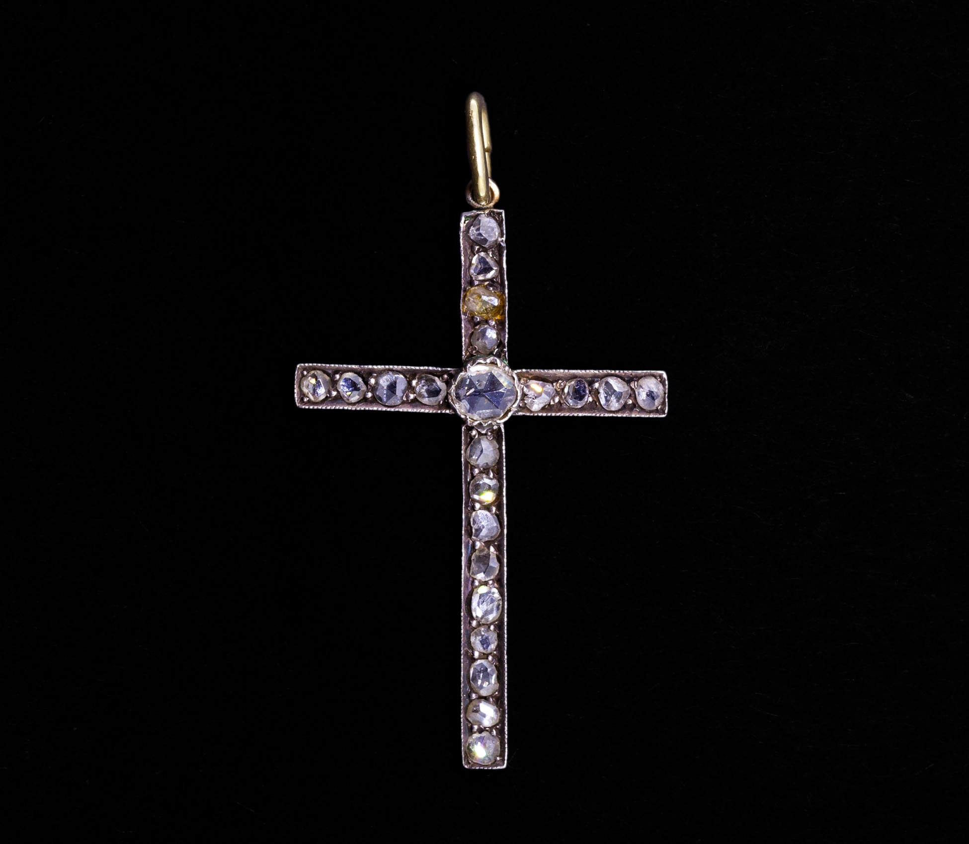 Zawieszka krzyżyk z rozetami diamentowymi, XIX/XX w., Złoto 585, Srebro - 1 Zawieszka krzyżyk z rozetami diamentowymi, XIX/XX w., Złoto 585, Srebro - 1
