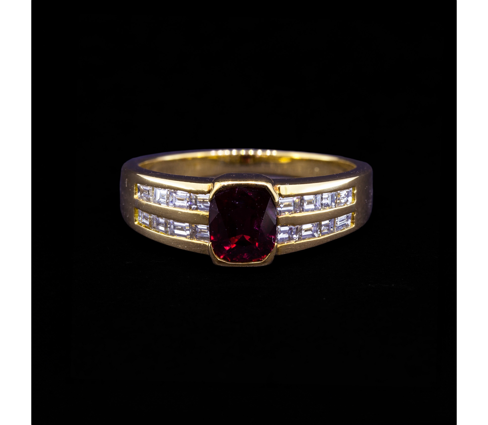 18K Gold, Ring with Ruby and Diamonds, Italy, Arezzo, Vintage - 2 18K Gold, Ring with Ruby and Diamonds, Italy, Arezzo, Vintage - 2