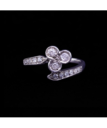 Platinum Clover Motif Ring with Diamonds, Early 20th Century - 2