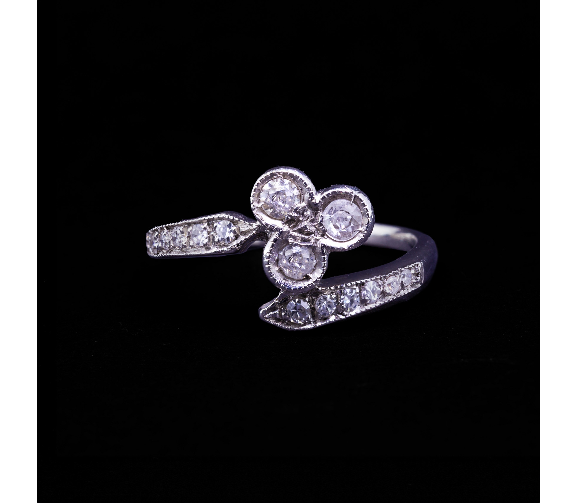 Platinum Clover Motif Ring with Diamonds, Early 20th Century - 2 Platinum Clover Motif Ring with Diamonds, Early 20th Century - 2