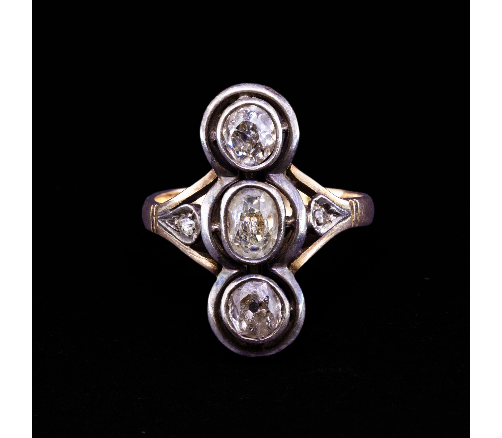 Pierścionek z diamentami w starych szlifach z końca XIX w., Złoto 0,614 (15K) - 2 Pierścionek z diamentami w starych szlifach z końca XIX w., Złoto 0,614 (15K) - 2