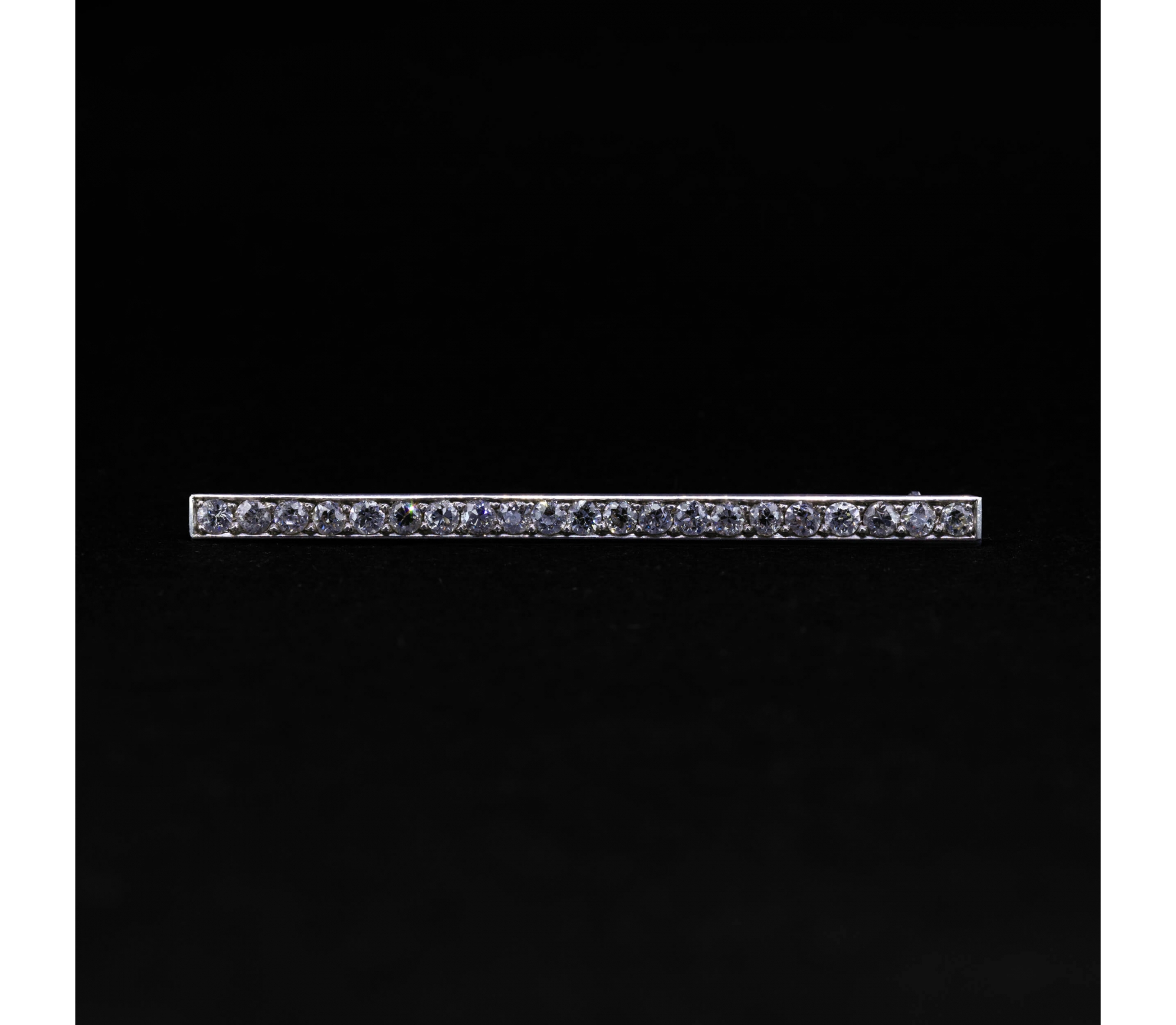 Platinum brooch with diamonds, Art Deco inspired, 2nd half of the 20th century. - 1 Platinum brooch with diamonds, Art Deco inspired, 2nd half of the 20th century. - 1