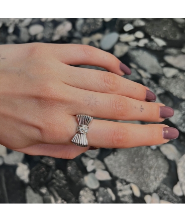 Platinum Bow Ring with Diamonds, Mid-20th Century, Vintage - 3