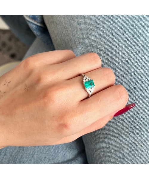 18K White Gold Art Deco Emerald And Diamond Ring - 2