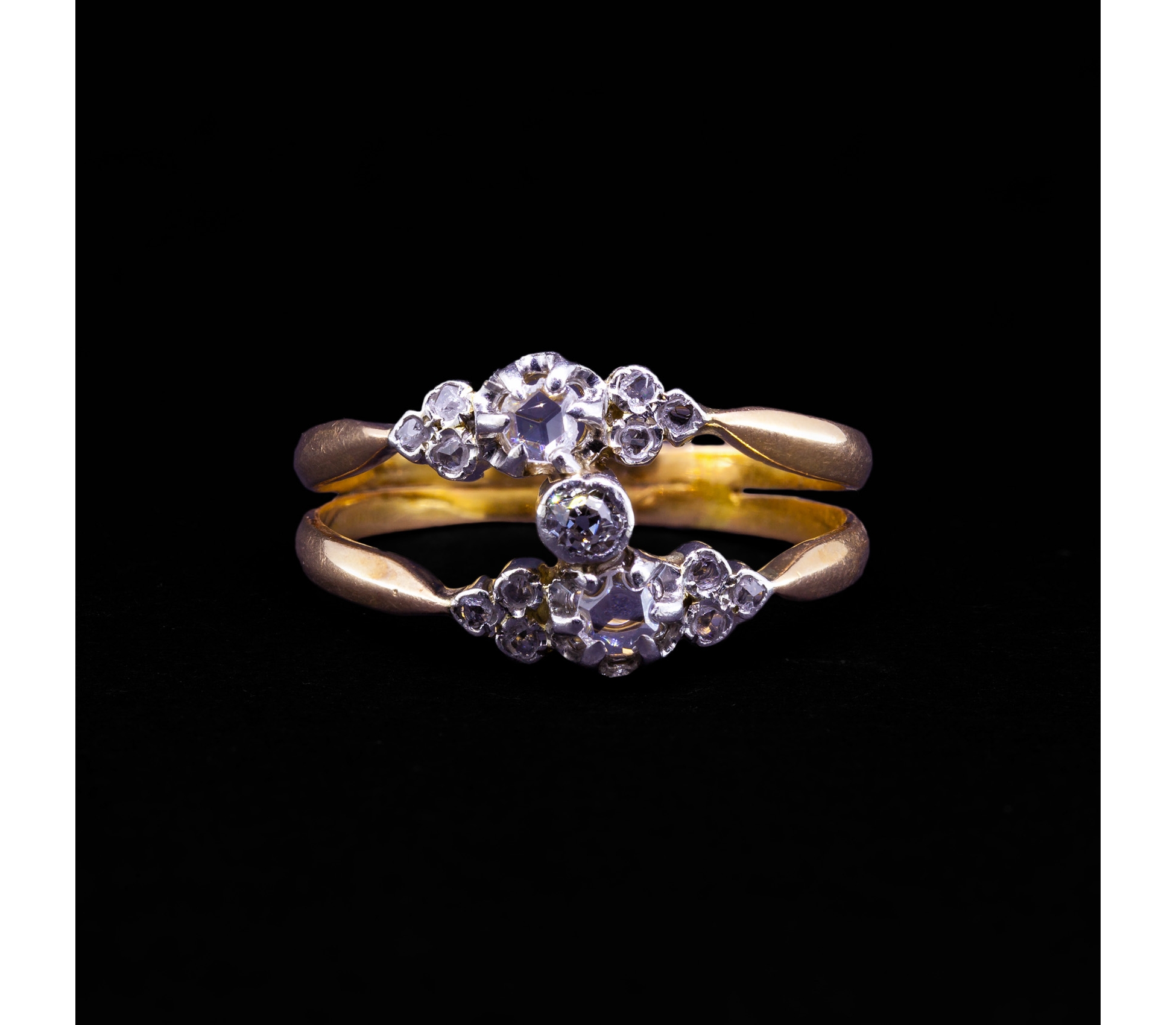 Pierścionek z diamentami w starych szlifach, Paryż, I poł. XX w., Złoto 750, Platyna - 1 Pierścionek z diamentami w starych szlifach, Paryż, I poł. XX w., Złoto 750, Platyna - 1