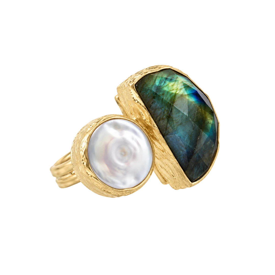 Gilded bronze ring with pearl and lapis lazuli