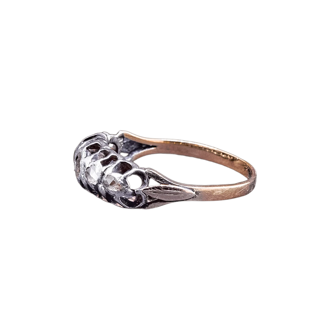 Złoty pierścionek z rozetami diamentowymi, przełom XIX i XX w.