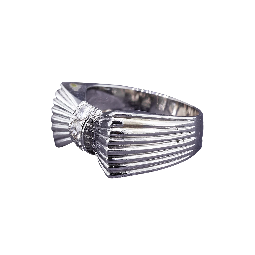 Platynowy pierścionek kokarda z diamentami z połowy XX wieku