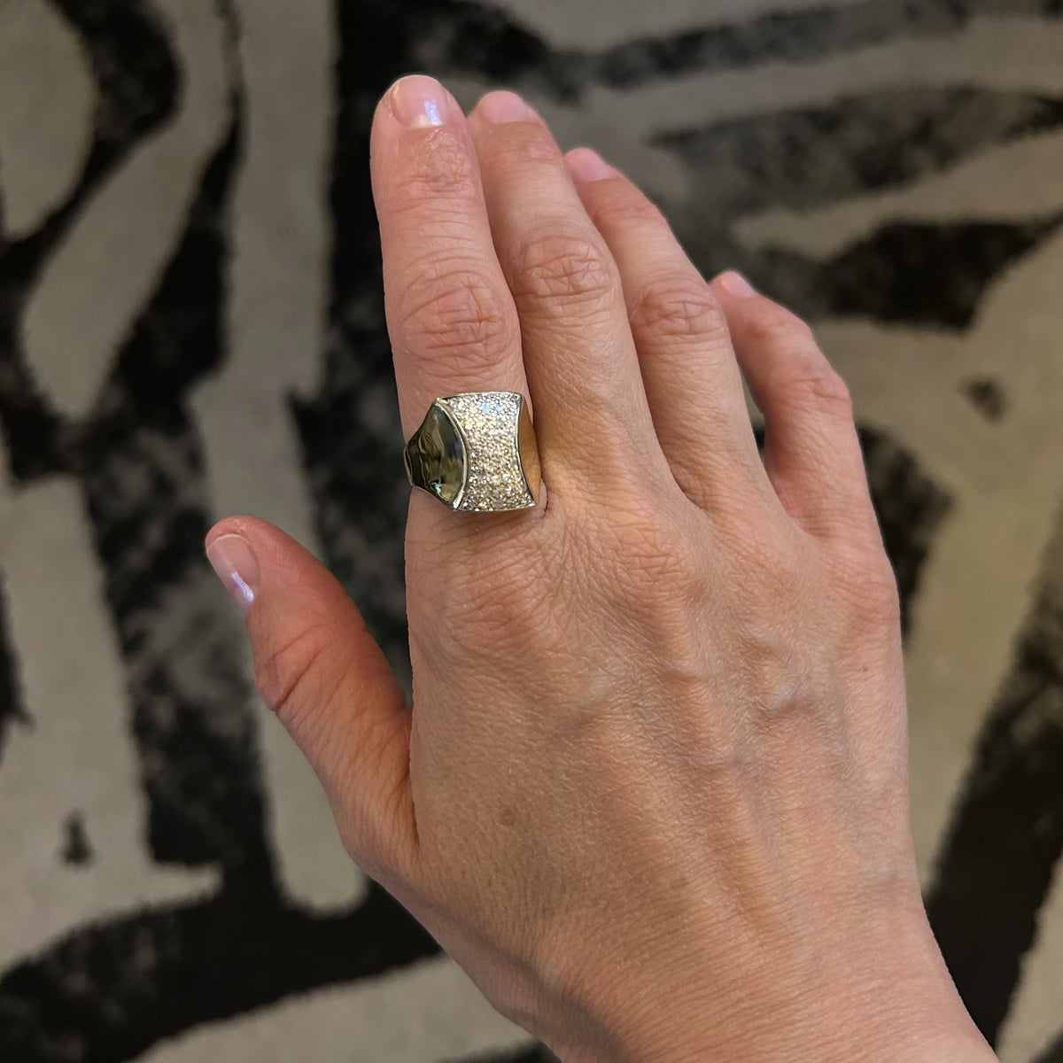 Gold signet ring with diamonds, Vintage