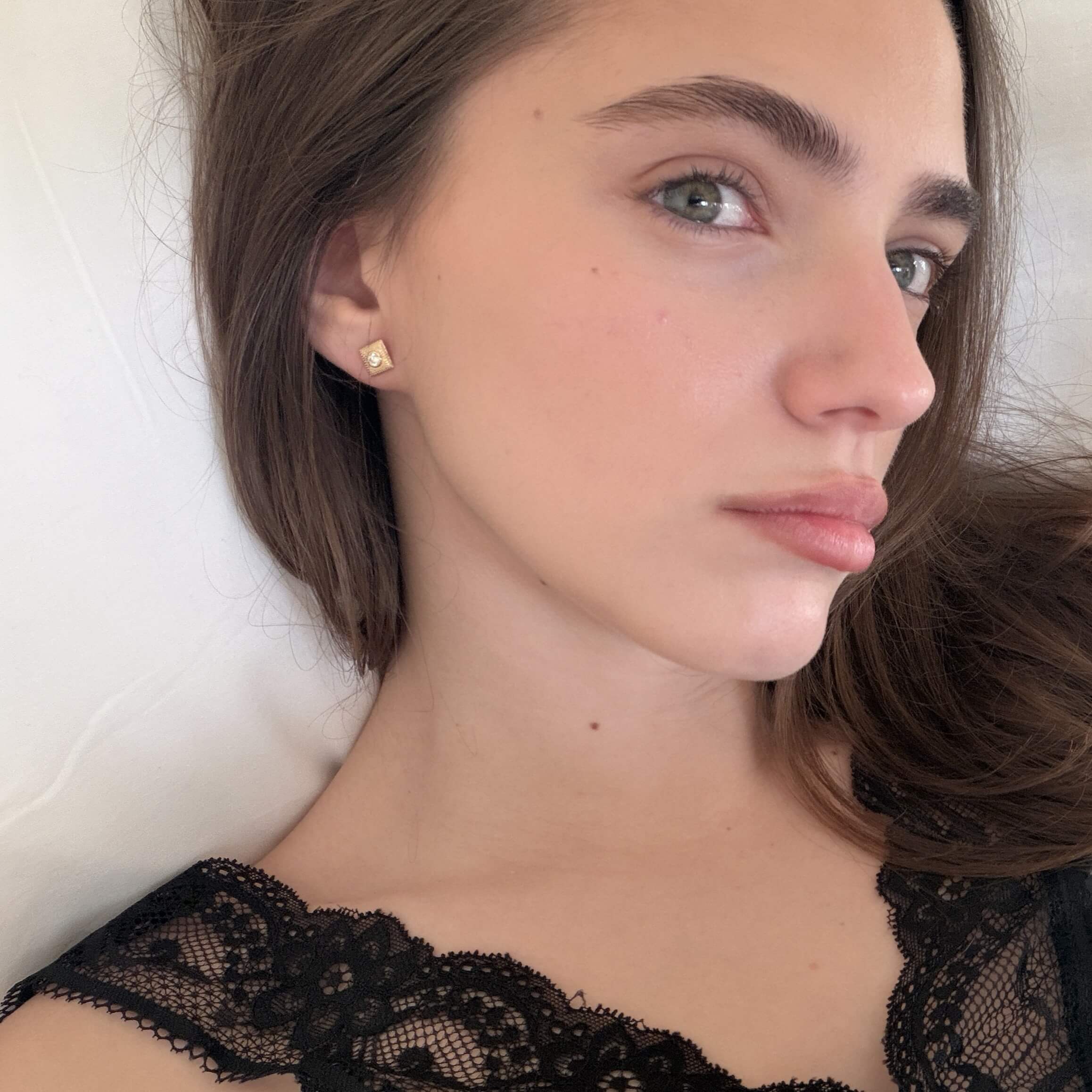 Złote geometryczne kolczyki z diamentami - Square Minimal