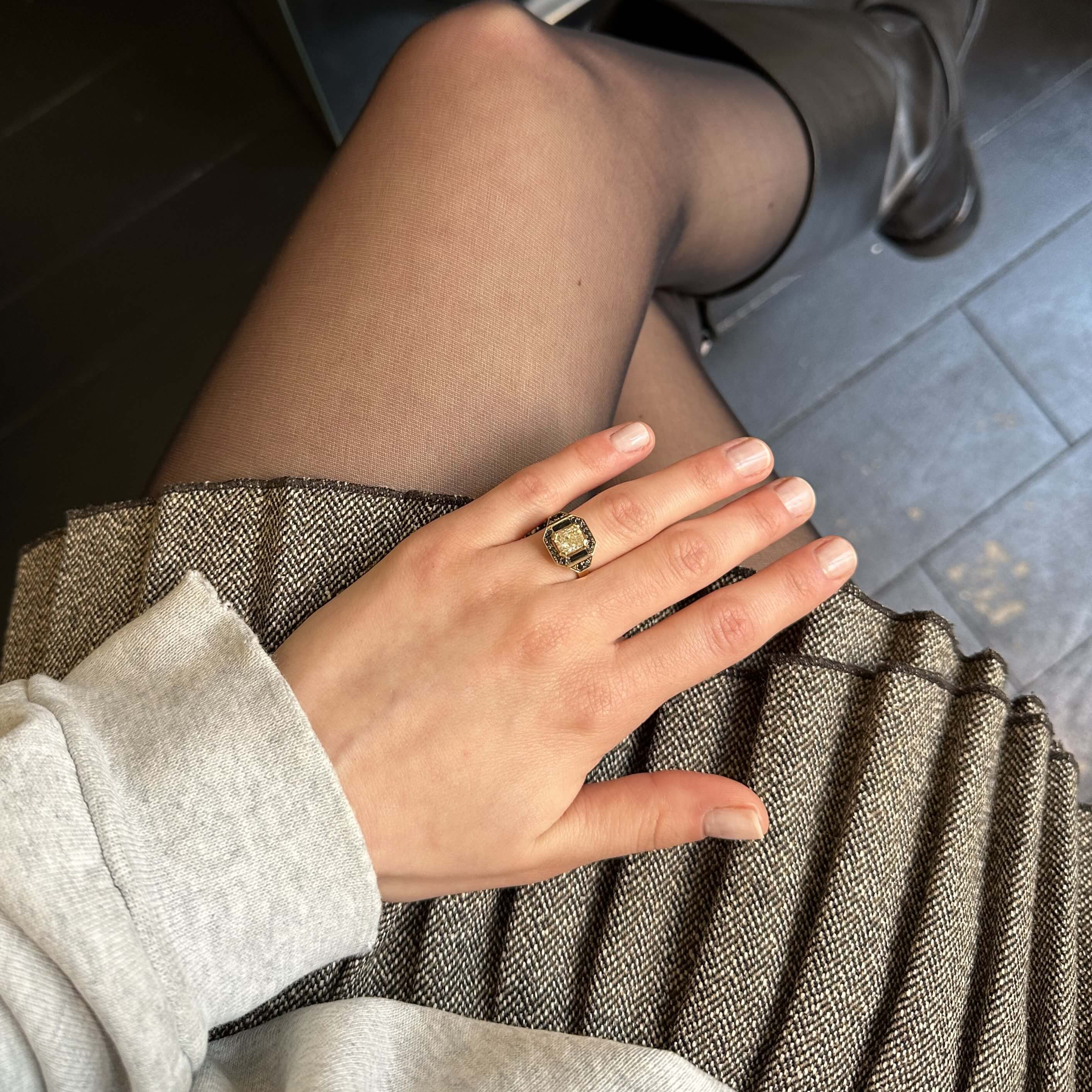 Gold ring with a 1.29 ct yellow diamond and black enamel