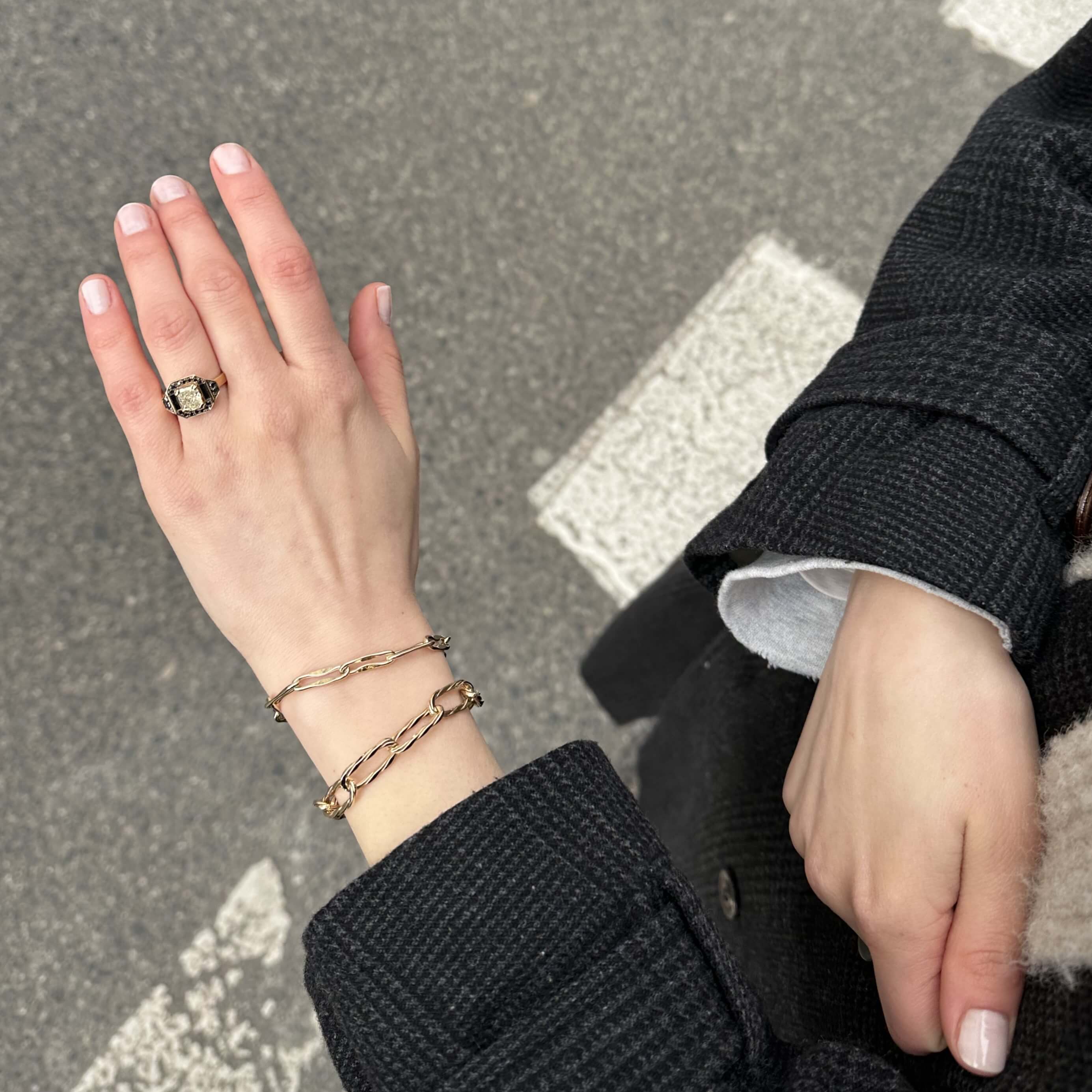 Gold ring with a 1.29 ct yellow diamond and black enamel