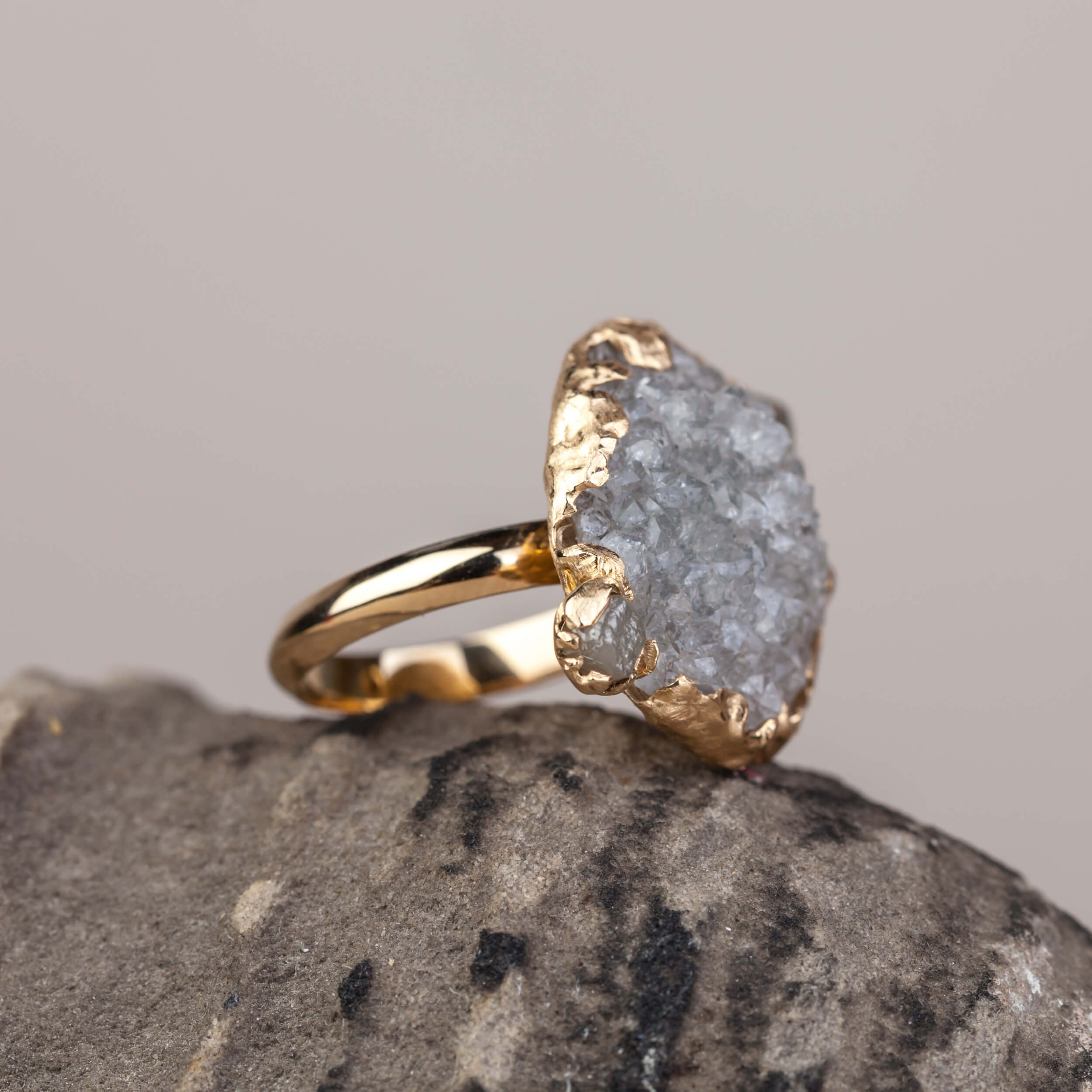 Złoty pierścionek z surowym kwarcem i surowymi diamentami