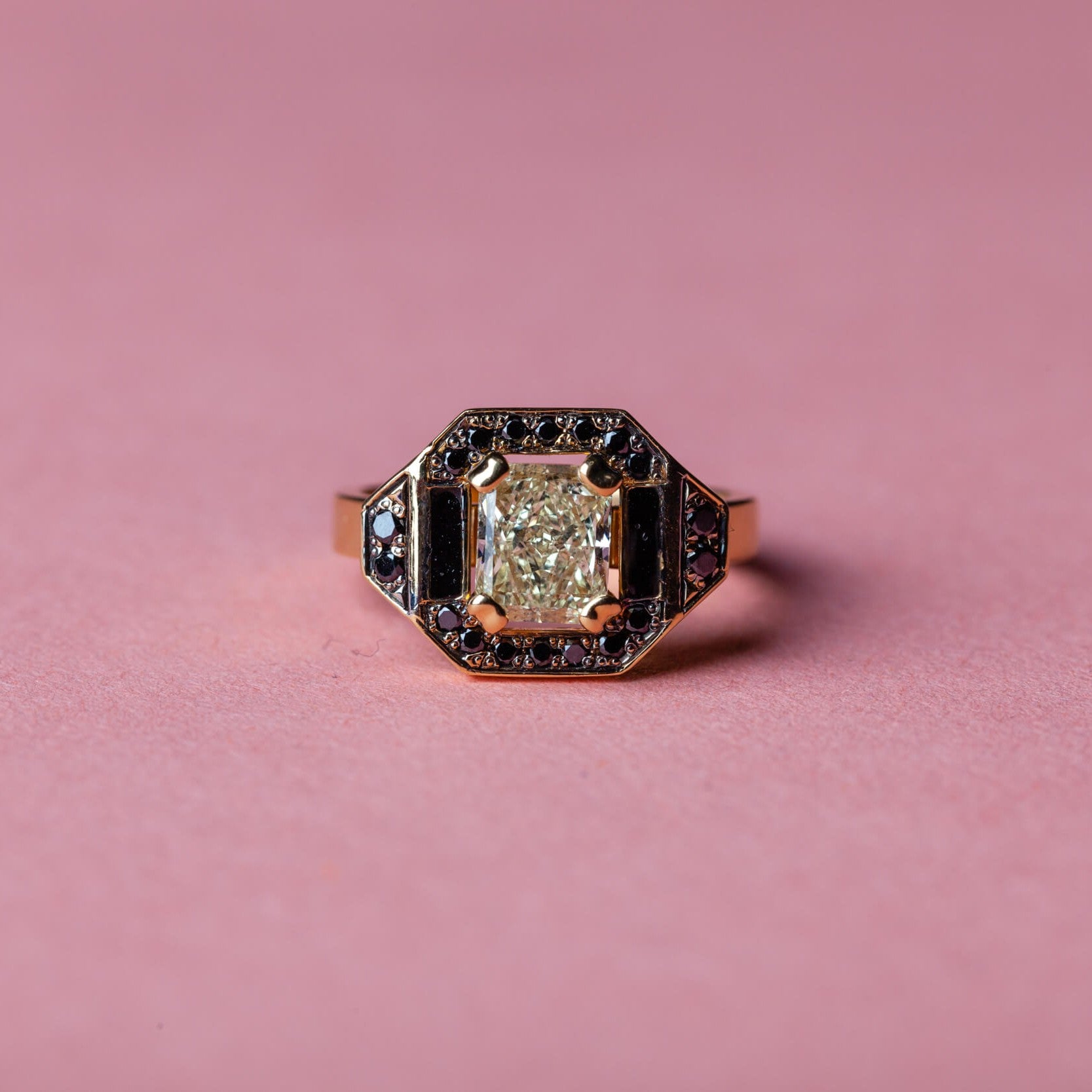 Gold ring with a 1.29 ct yellow diamond and black enamel