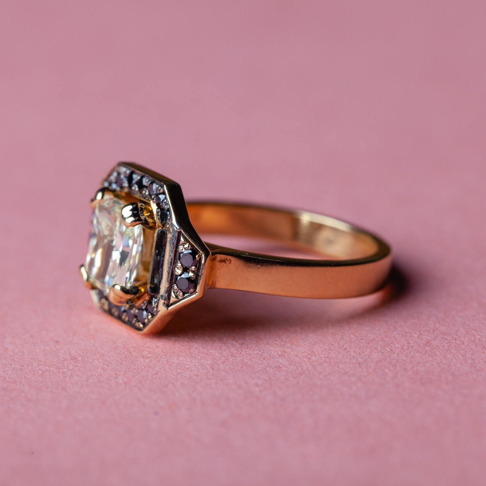 Gold ring with a 1.29 ct yellow diamond and black enamel