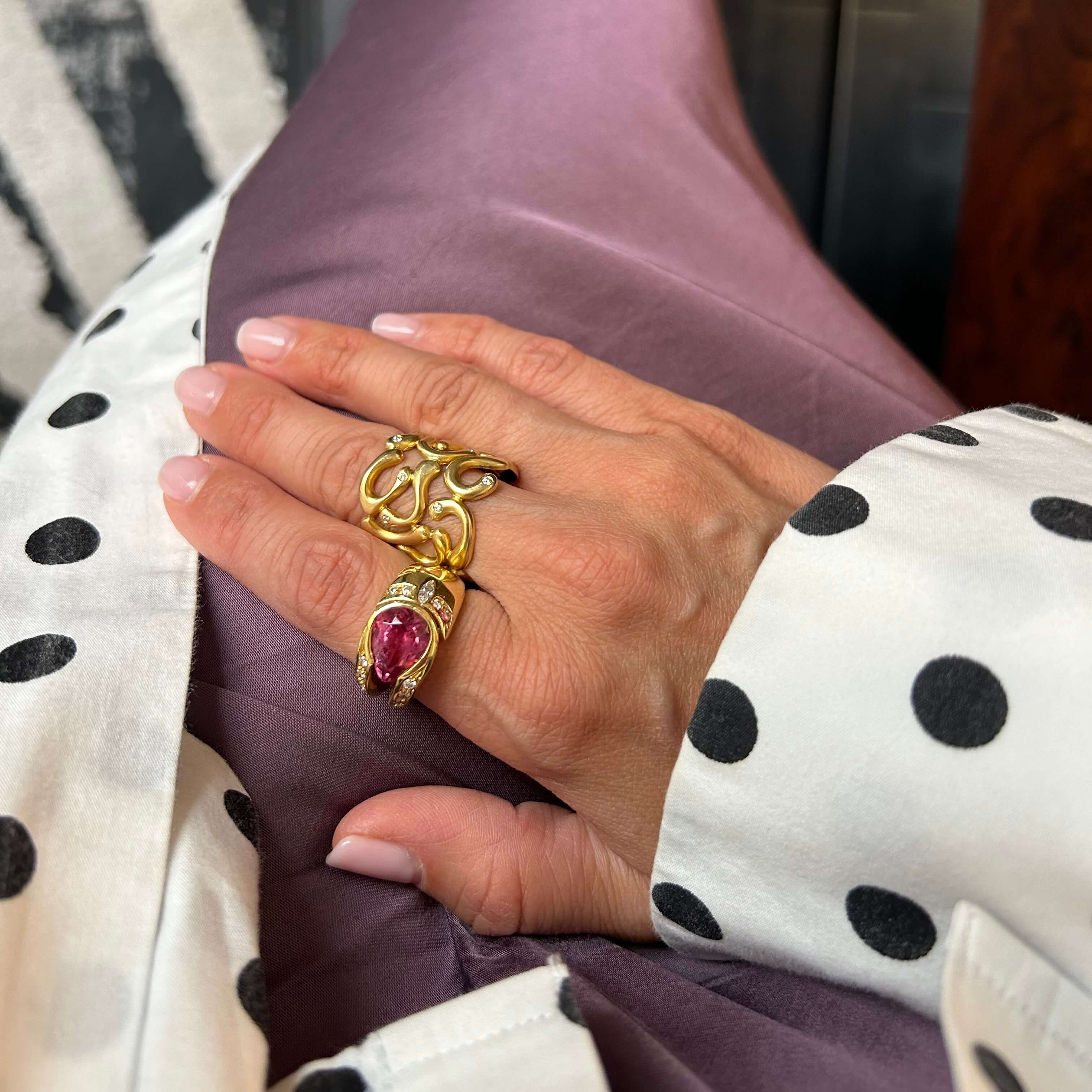 Złoty ażurowy pierścień z diamentami, współczesny