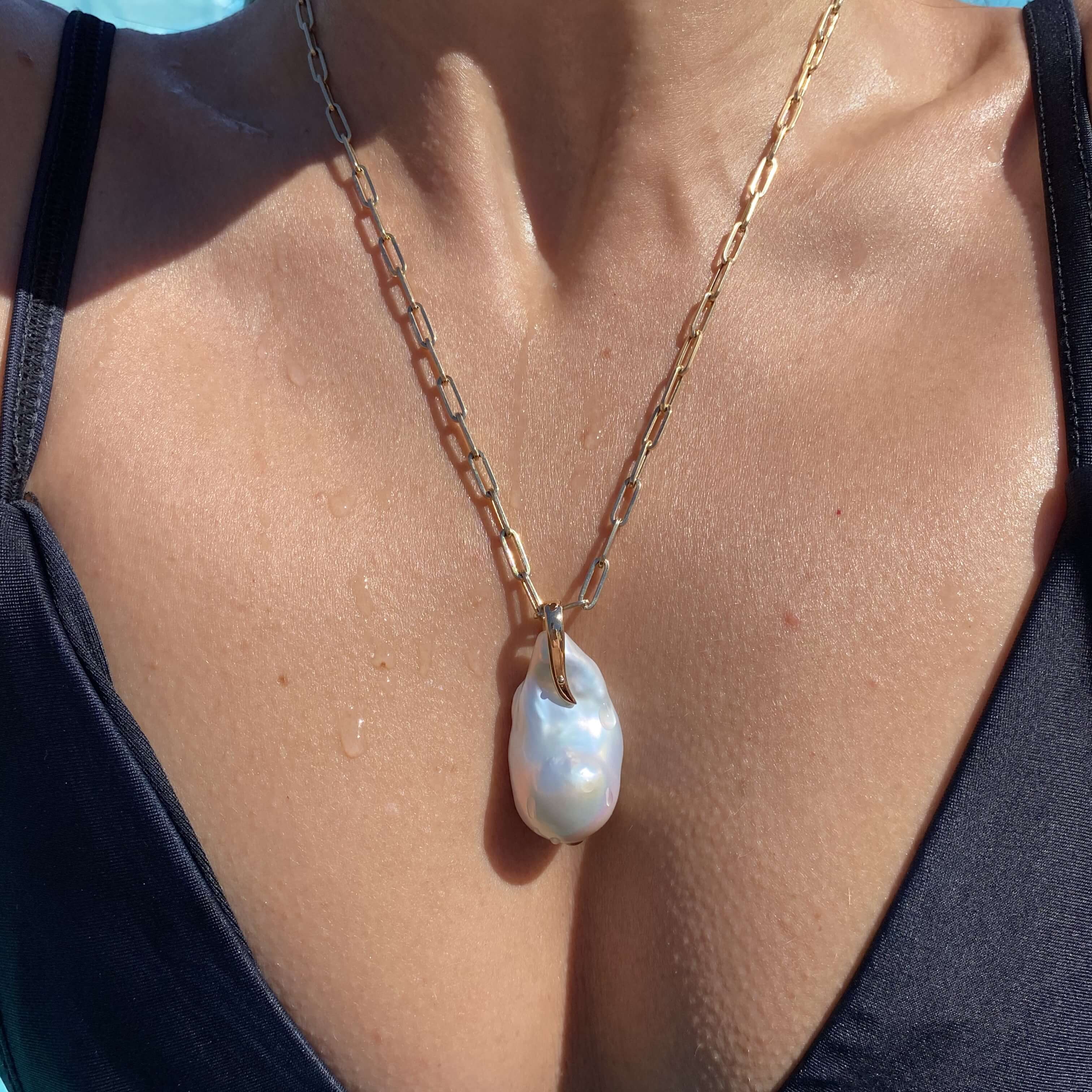 Złota zawieszka Seafood z dużą perłą kometową