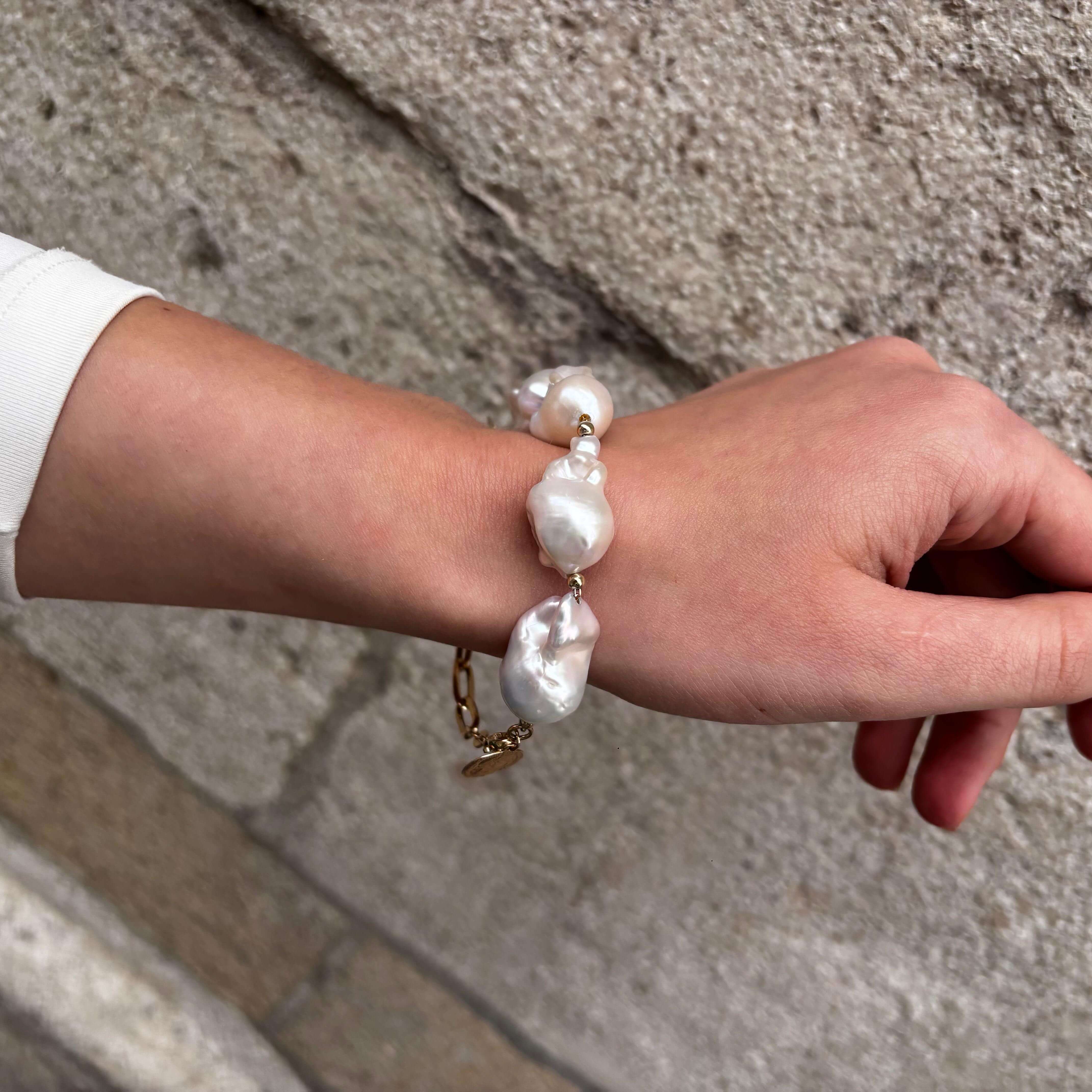 Gold bracelet with Baroque comet pearls Seafood