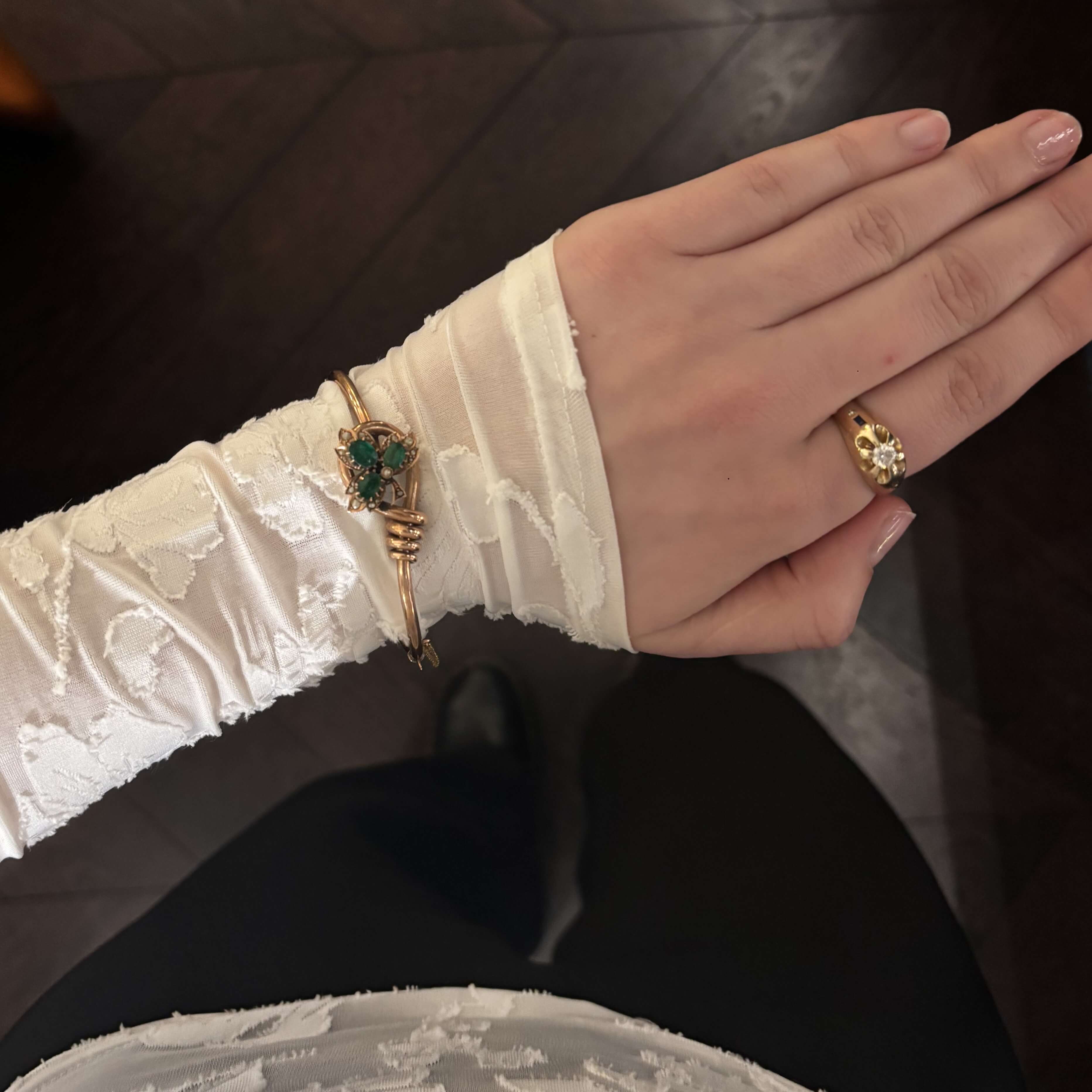 Złota bransoleta ze szmaragdami i perłami, przełom XIX i XX w.