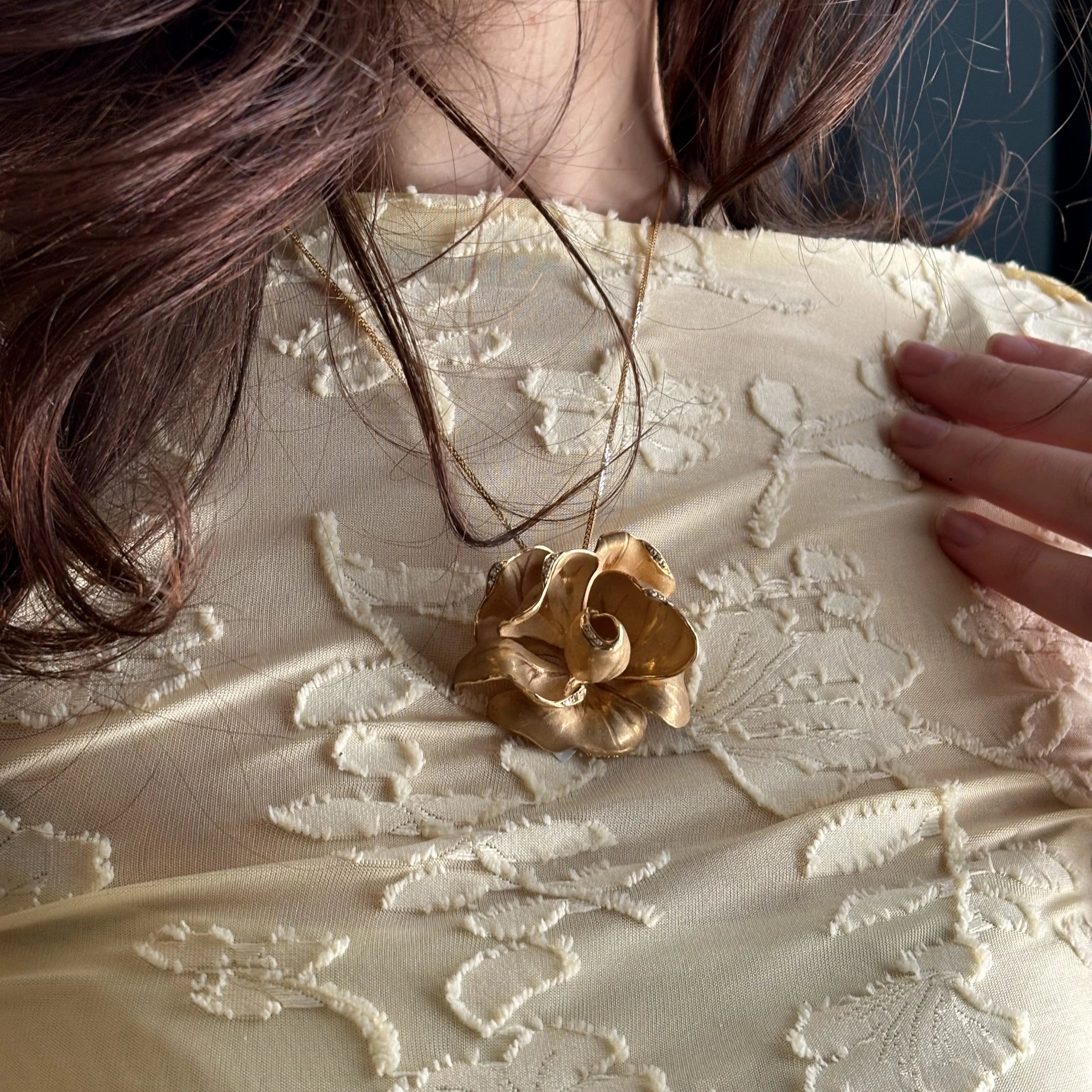 Złoty broszowisior kwiat z diamentami CAMILLI Firenze, Włochy