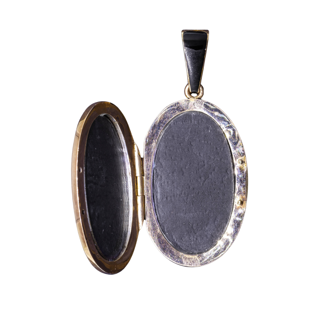 Gold enamel locket with a diamond, 1st half of the 20th century