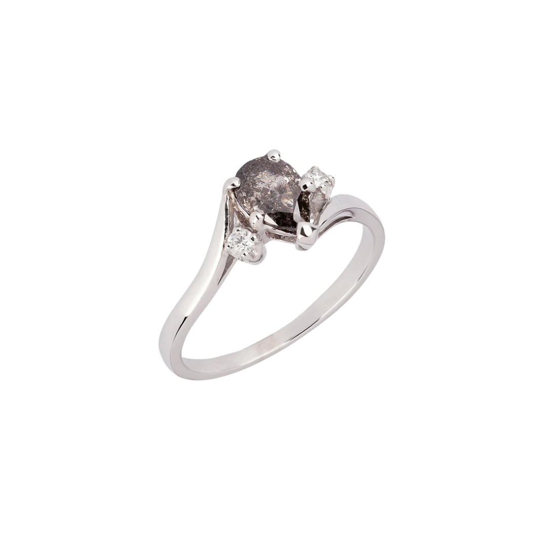 Yellow gold ring with brilliant-cut diamonds and a pear-cut Salt & Pepper diamond