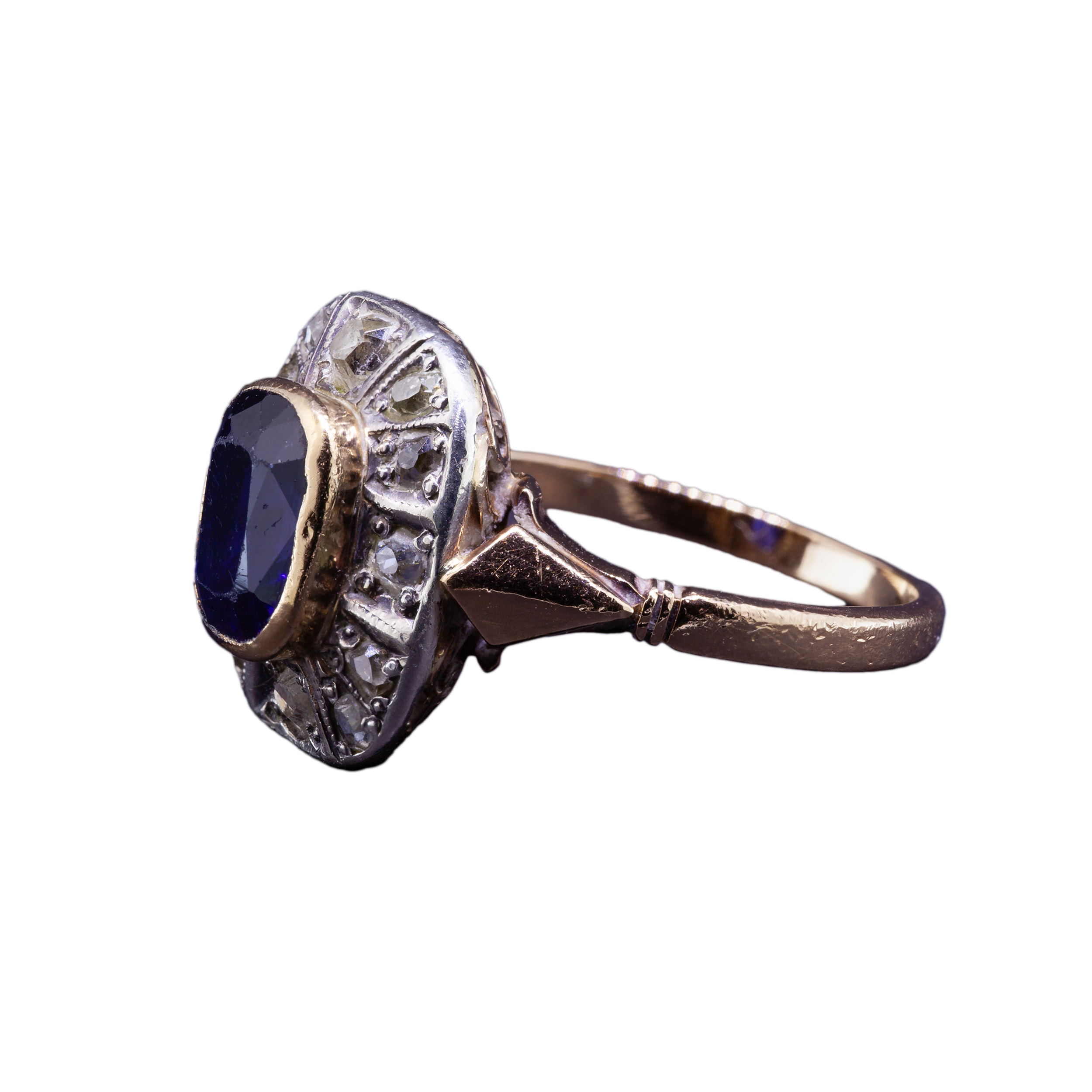 Złoty pierścionek z szafirem i diamentami, I poł. XX wieku