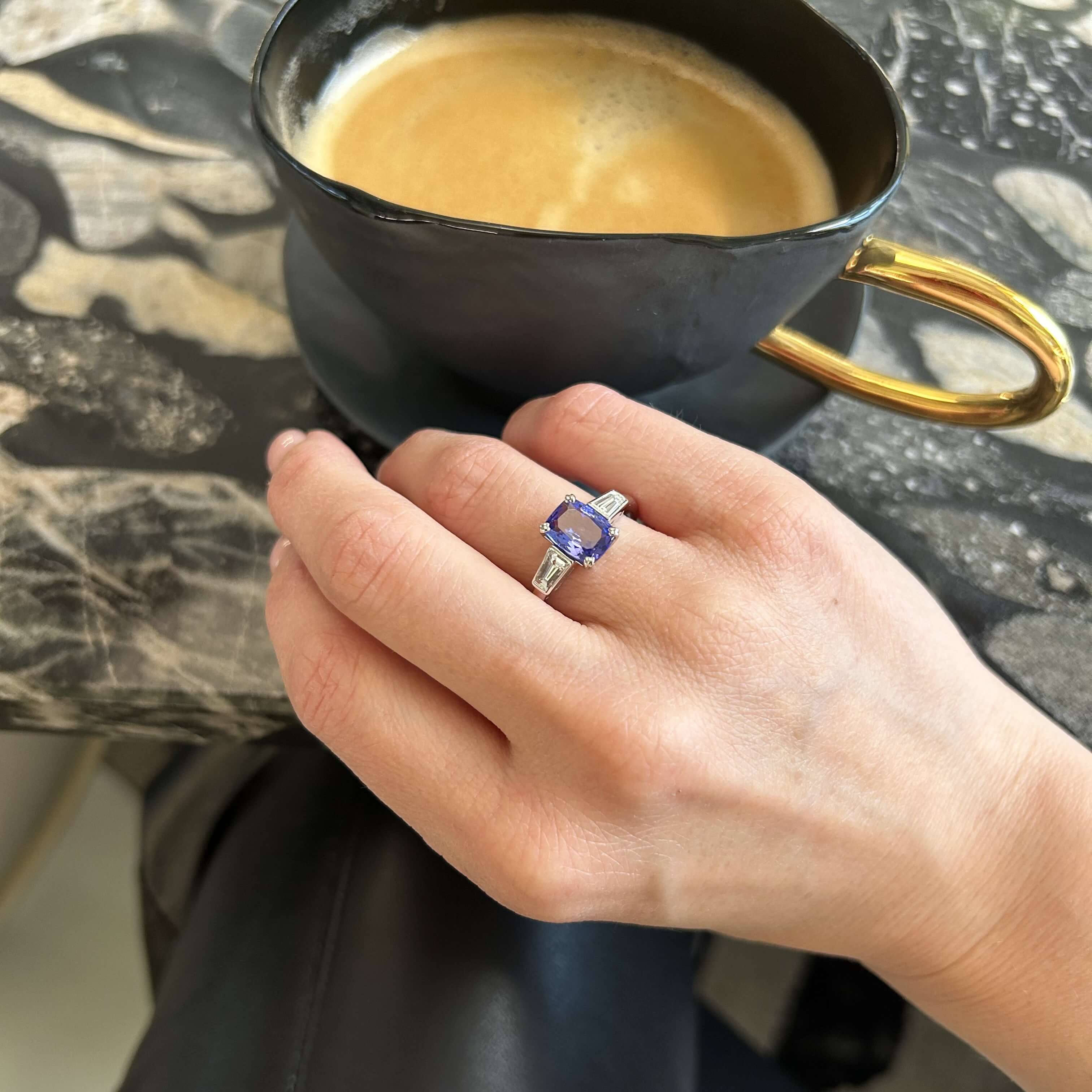 Gold ring with 1.70 ct tanzanite and diamonds