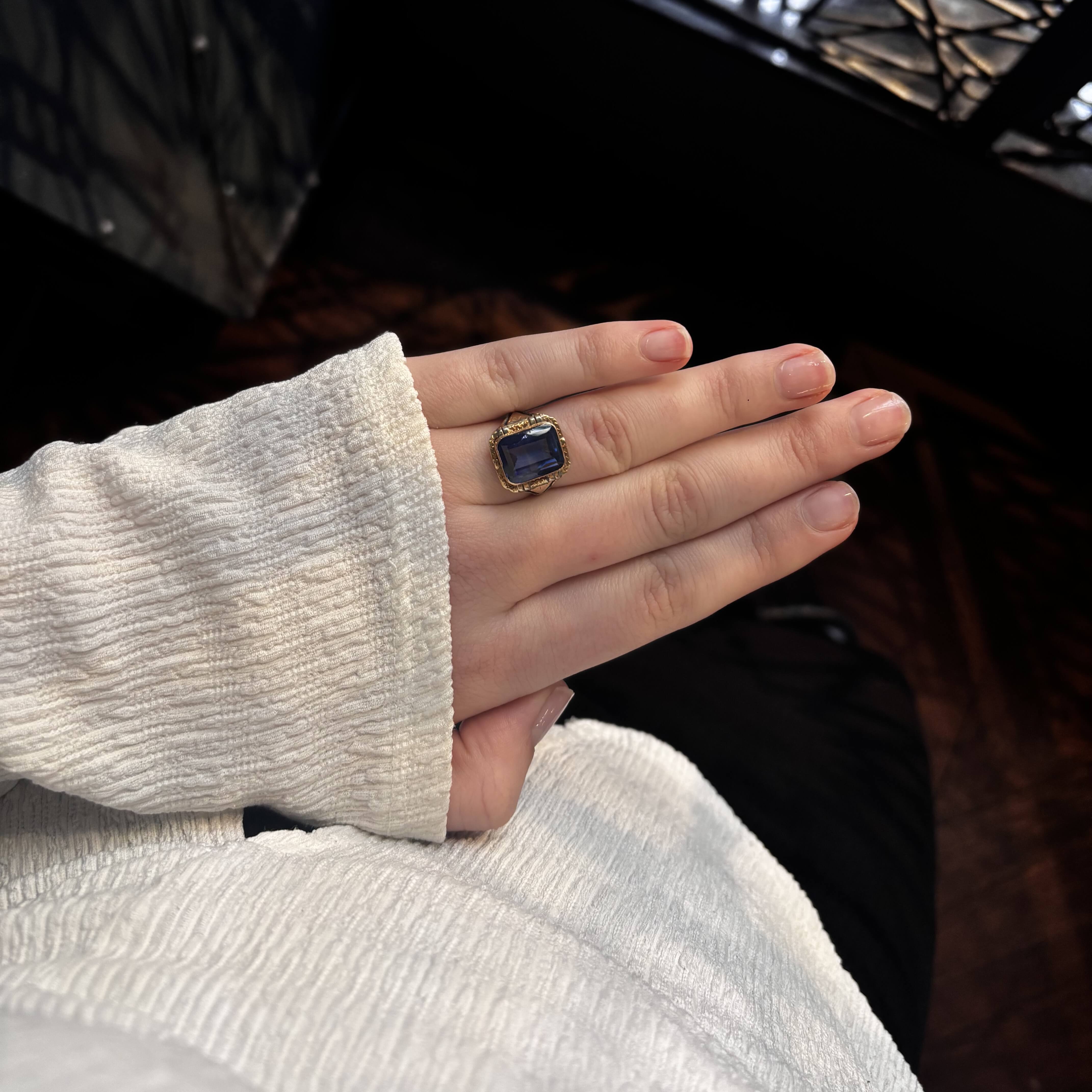 Złoty pierścionek z niebieskim szkłem, Art Deco