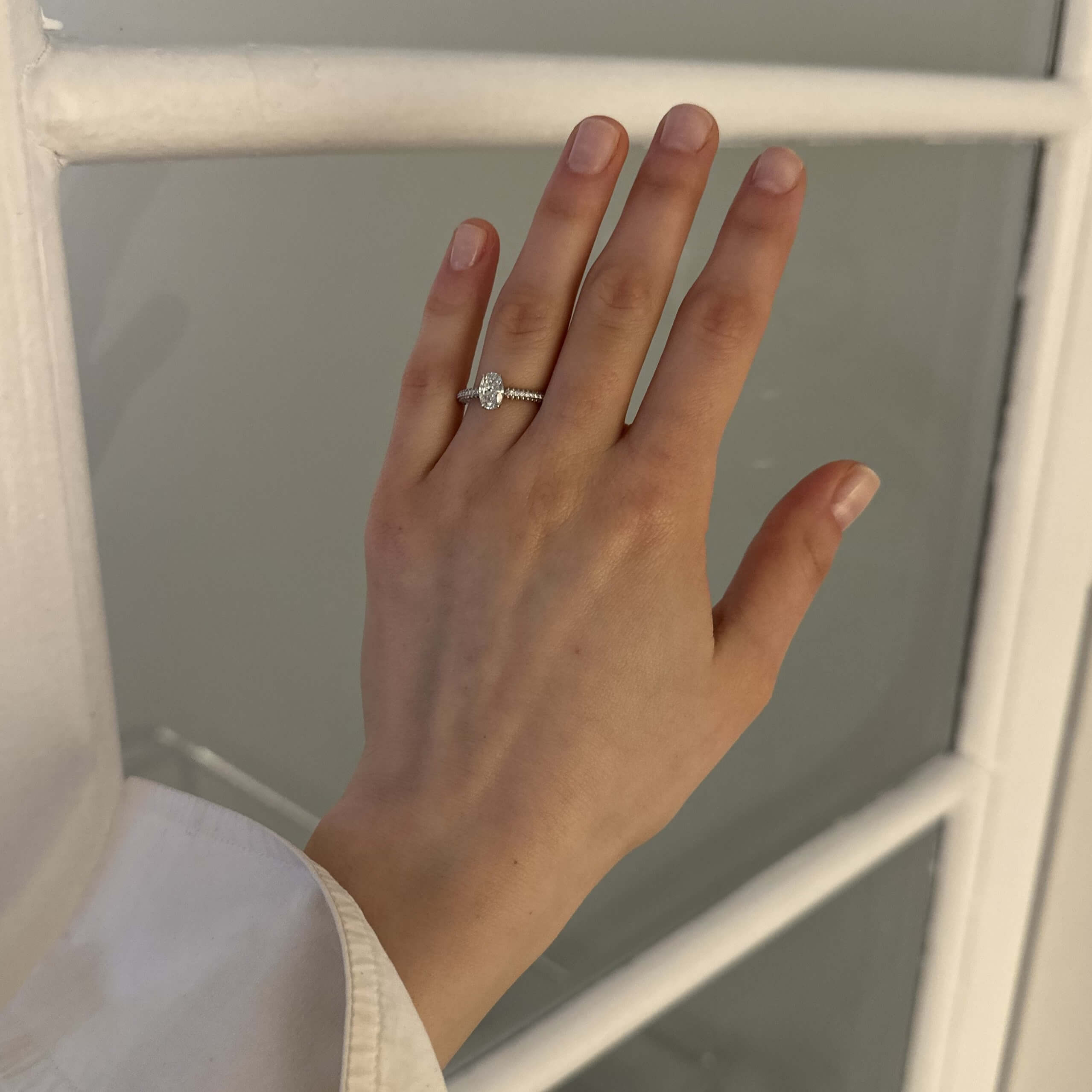 Gold ring with a 0.70 ct oval cut diamond, GIA