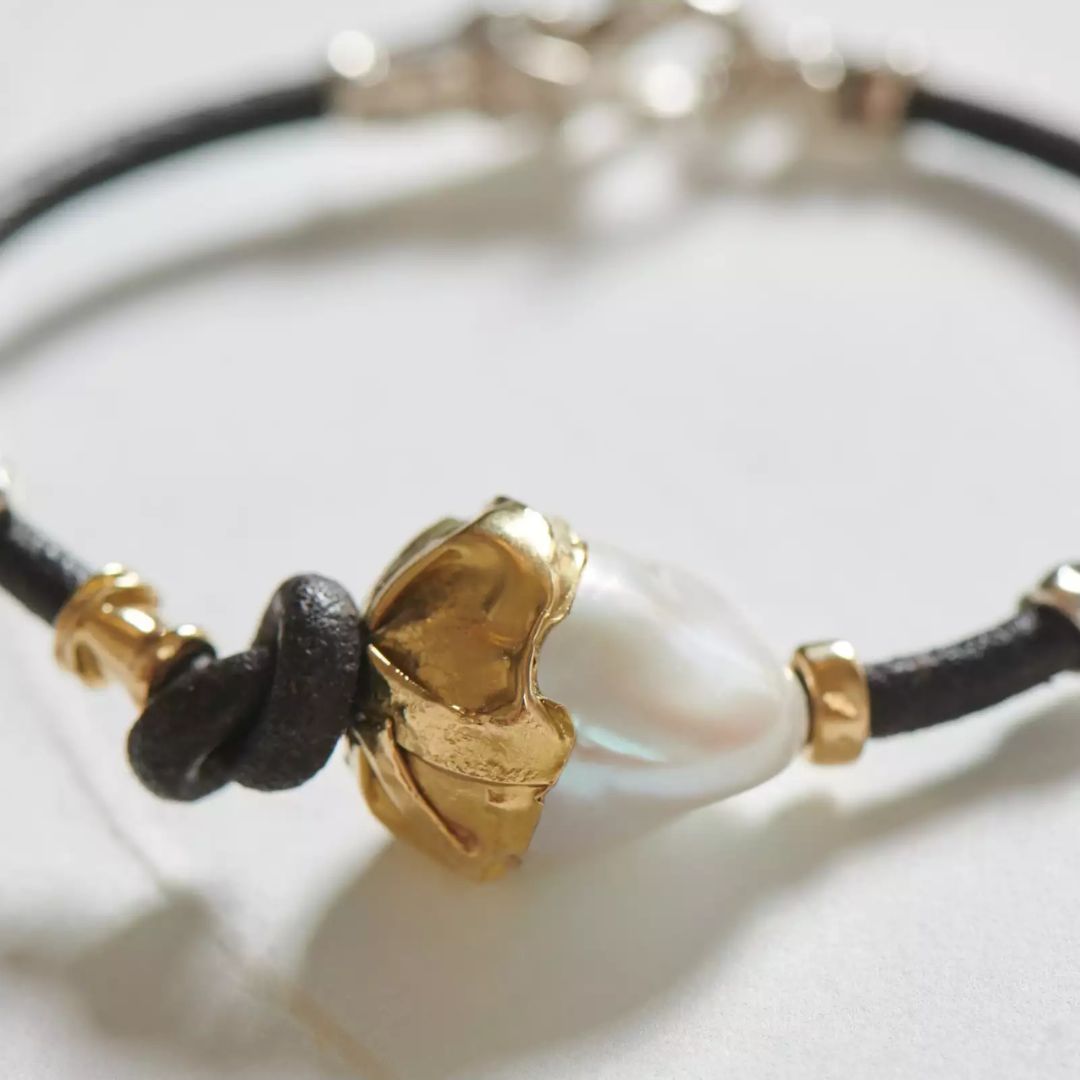 Skórzana bransoleta z perłą barokową oraz złotymi i srebrnymi elementami