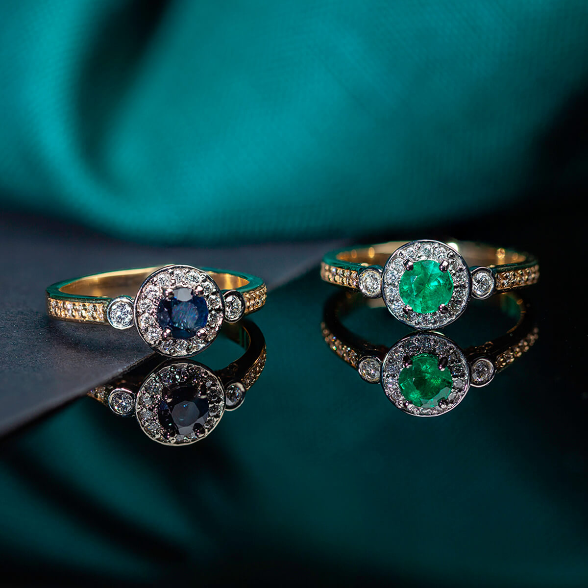 Gold ring with sapphire / emerald and diamonds