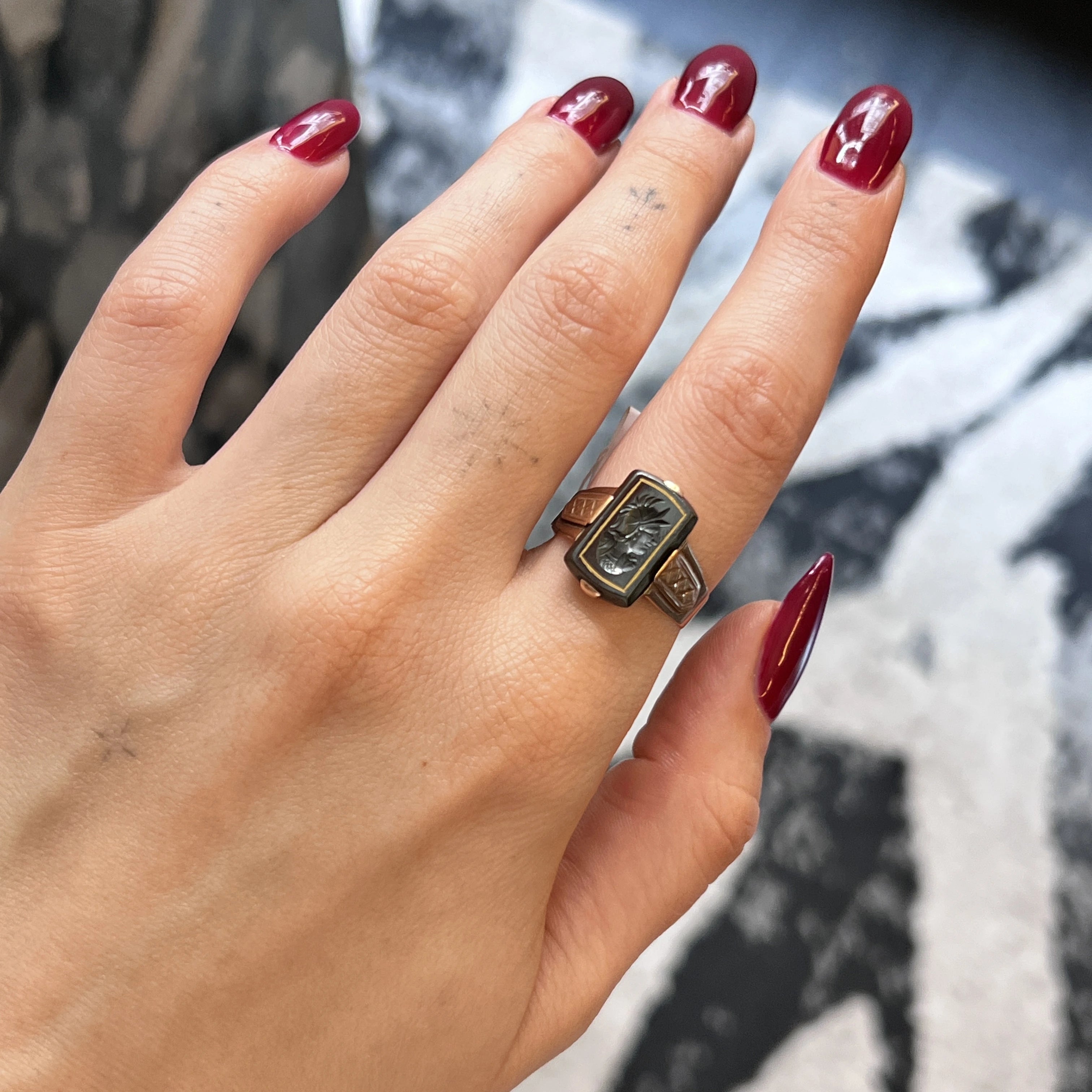 Złoty pierścionek sygnet z czarnym onyksem, Art Deco lata 30-te XX w.