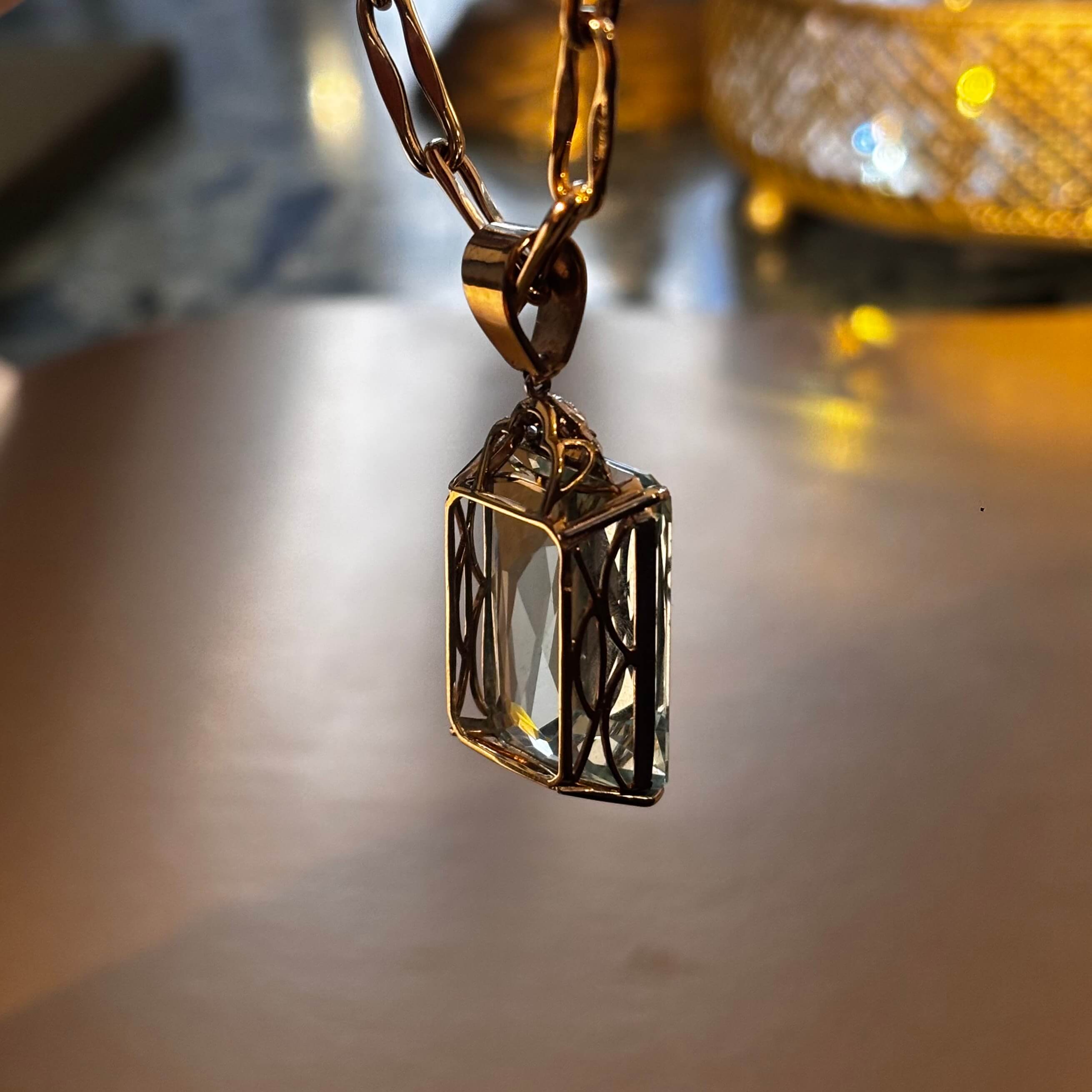 Złota zawieszka z akwamarynem 44 ct i diamentami, Art Deco