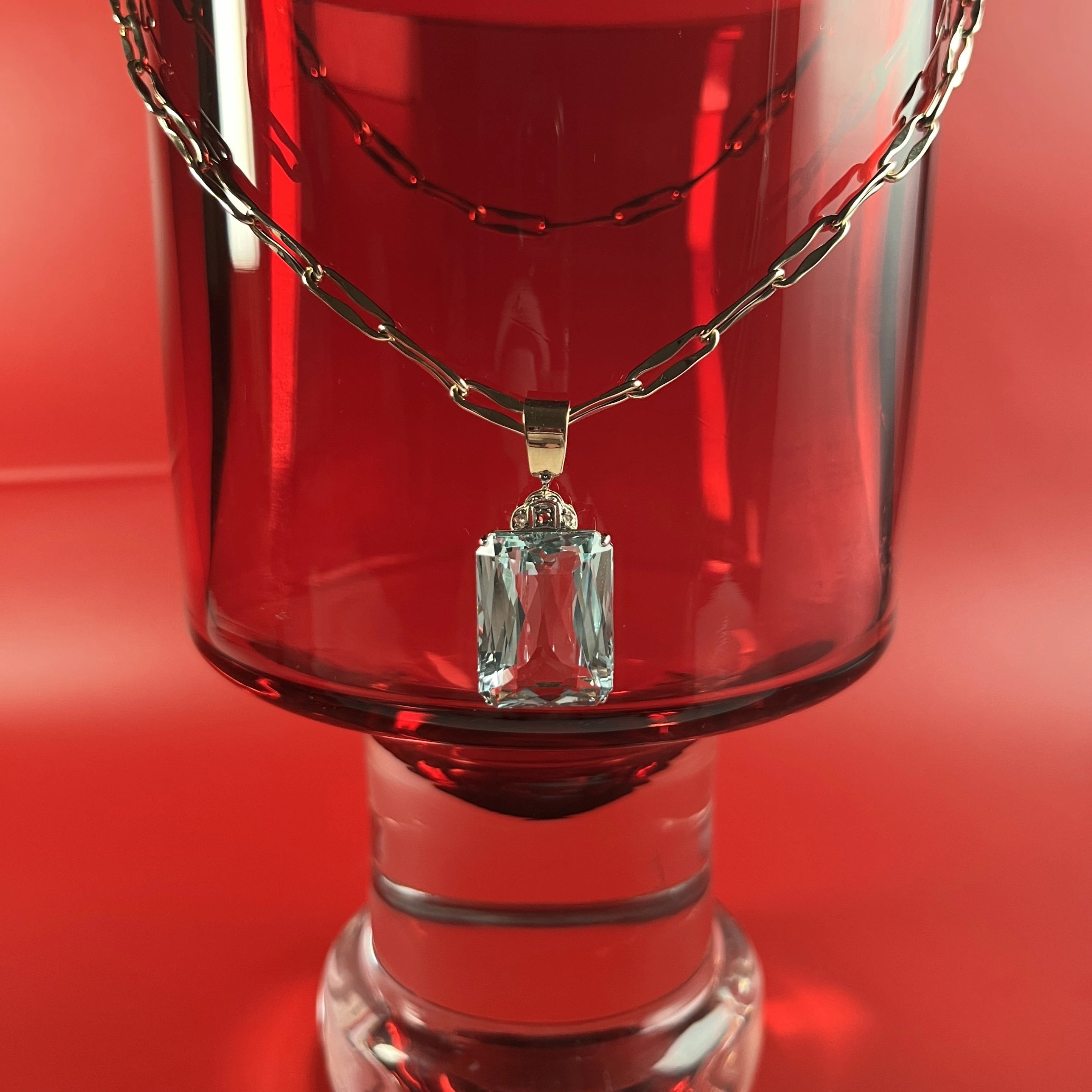 Złota zawieszka z akwamarynem 44 ct i diamentami, Art Deco